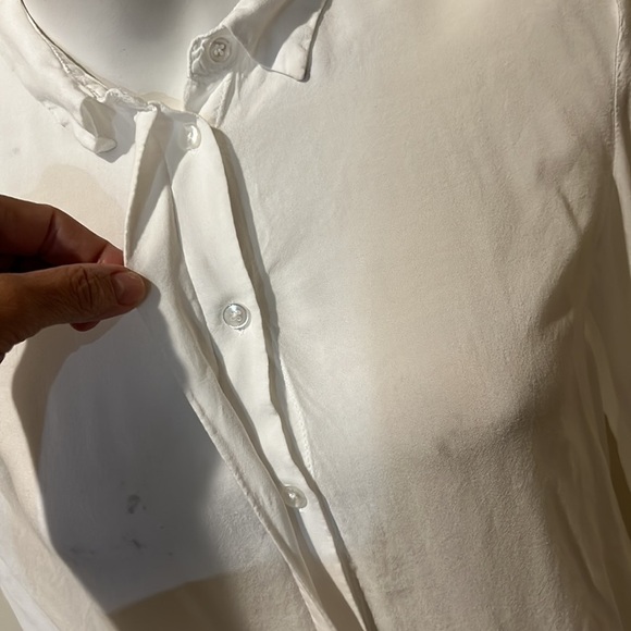United Colors Of Benetton White Button Down. - Picture 2 of 10